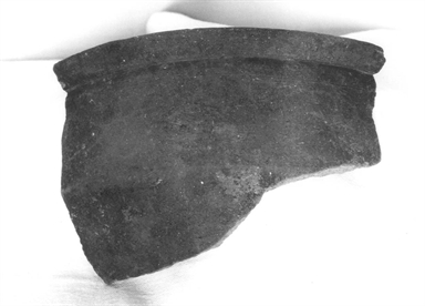 pentola carenata con orlo a tesa